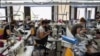 Илустрација: Работнички во текстилна фабрика