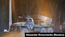 Separatistleriň gözegçiligindäki Donetskde görlen harby awtoulaga. 23-nji fewral, 2022.