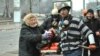 Розстріли на Майдані у Києві 20 лютого 2014 року. Марія Матвіїв намагається врятувати пораненого 19-річного студента Романа Гурника