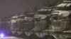 На этом фото, предоставленном пресс-службой Минобороны России в понедельник, 14 февраля 2022 г, российский танк катится по полю во время военных учений в Ленинградской области, Россия. (Пресс-служба Минобороны России через AP) 