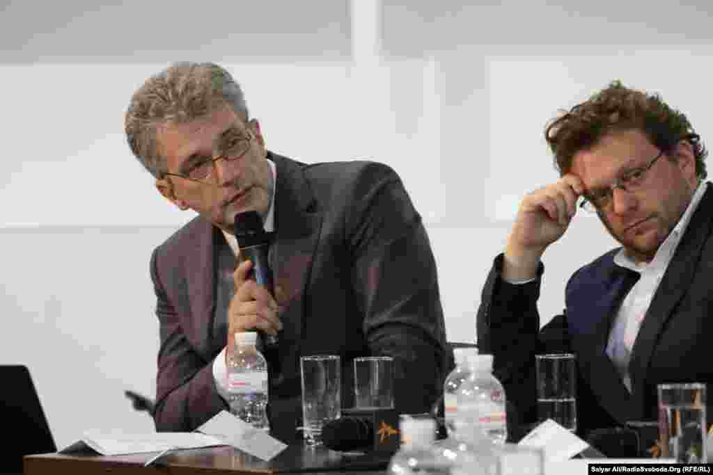 Андрій Куликов, модератор дискусії та Пітер Померанцев, британський публіцист