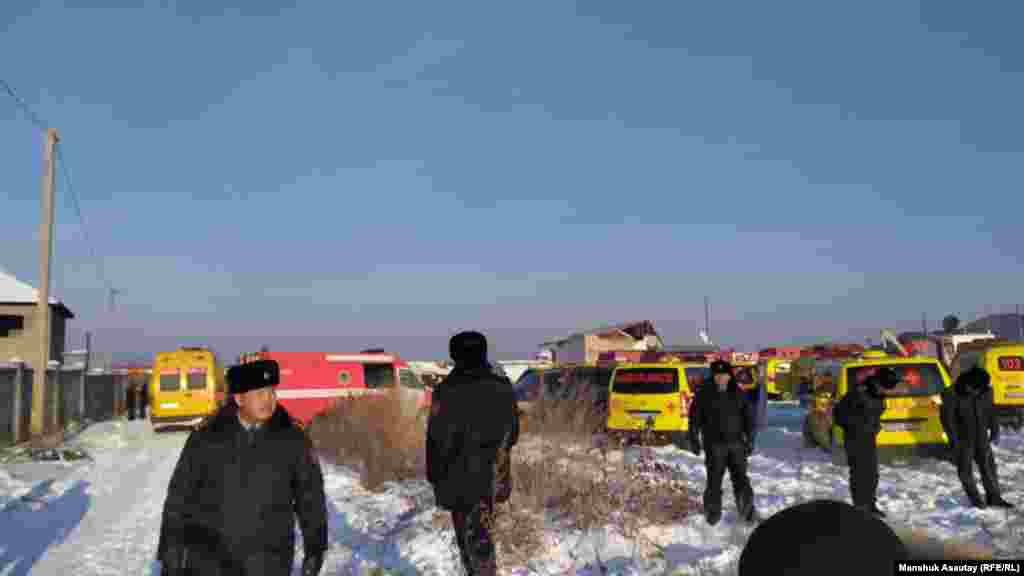 Ұшақ құлаған маңда жүрген құтқарушылар мен полицей қызметкерлері. 