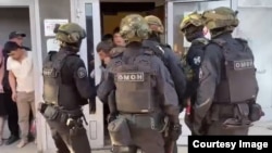 8-nji iýunda Moskwada güýç edaralarynyň işgärleri migrantlaryň ýaşaýan ýaşaýyş jaýlarynda ýowuz reýd geçirdiler. 