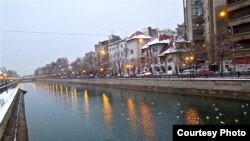 Dezgheţ politic pe malurile Dâmboviţei, Bucureşti