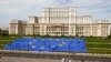 Un drapel uriaş al Uniunii Europene în faţa parlamentului de la Bucureşti, 9 mai 2013
