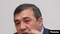 Արխիվ -- Ռուբեն Հայրապետյանը ասուլիսի ժամանակ, 3-ը փետրվարի, 2011թ.