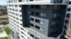 Dezvoltatorii imobiliari din România încearcă să contracareze scăderea vânzărilor cauzată de creșterea TVA la 21% pentru locuințe.