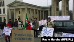 Германи -- Немцойн-кавказхойн доттагIаллин юкъараллaн куьйгалхо Эккехард Маас нохчийн мухIажbрш арабахарна духьал хIоттийначу митингехь къамел деш. Берлин. 2007 шо.