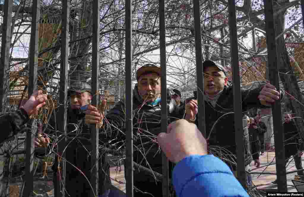 Protesters against Pashinian. The opposition called for a rally to be held in a square around 1 kilometer from Republic Square. 