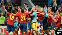 Echipa Spaniei celebrează victoria asupra Portugaliei şi trecerea în finala Euro 2012.