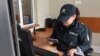 Марзбони лаҳистонӣ ҳангоми тафтиши шиноснома дар марз бо Украина.