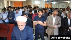 عکس منتشر شده در وبسایت اصلاح از نماز عید اهل سنت در مسجد رسالت. در خرداد ماه ۹۸