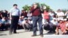 В центре: гражданский активист Жанболат Мамай и оппозиционный политик Болат Атабаев во время выступления перед бастующими нефтяниками Жанаозена летом 2011 года. Фотография с выставки в годовщину забастовки нефтяников Мангистауской области. 