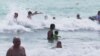 Mulți turiști de pe litoralul românesc ignoră steagul roșu și își riscă viața în marea agitată.