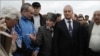 Мер Феодосії Олександр Бартенєв і представники мусульманської громади намагаються переконати отамана Юрія Мініха (в блакитному спортивному костюмі) перенести хреста до церкви, Феодосія, 5 травня