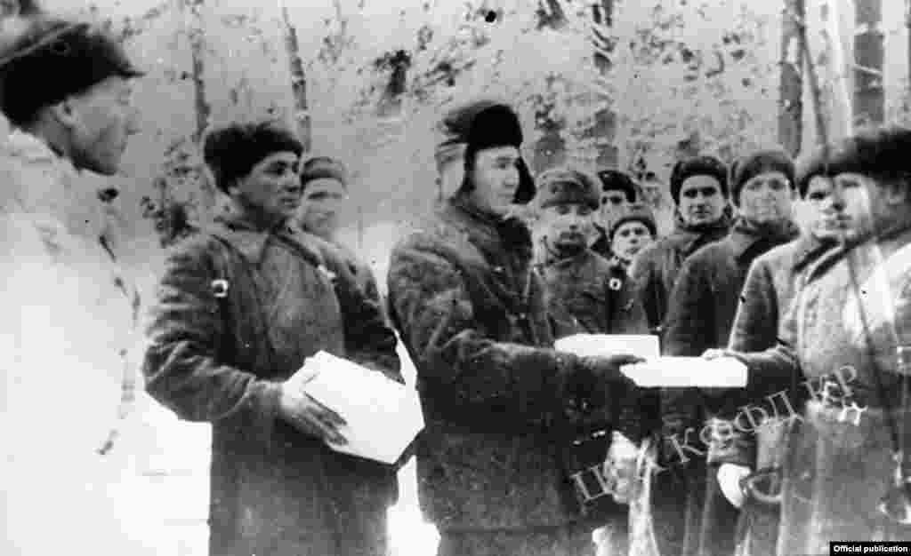 Церемония вручения подарков военнослужащим 8-ой Гвардейской дивизии имени Панфилова. 