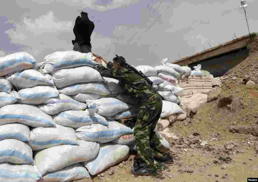 Сирія – Боєць Вільної сирійської армії намагається виявити позицію ворожого снайпера «на опудало», провінція Ракка, 6 травня 2013 року