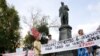 «Остановить Россию» призывают не только в Грузии. С подобными лозунгами выступили и активисты Антивоенного движения на митинге в Москве