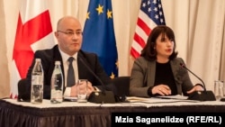 ლევან იზორია (მარცხნივ), შინაგან საქმეთა მინისტრის მოადგილე