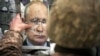 Коли військових садять в окопи тільки оборонятися без просування, це дуже деморалізує людей – Михайло Жирохов. На архівному фото: простріляне опудало президента Росії Володимира Путіна і український військовий на передовій на Луганщині 