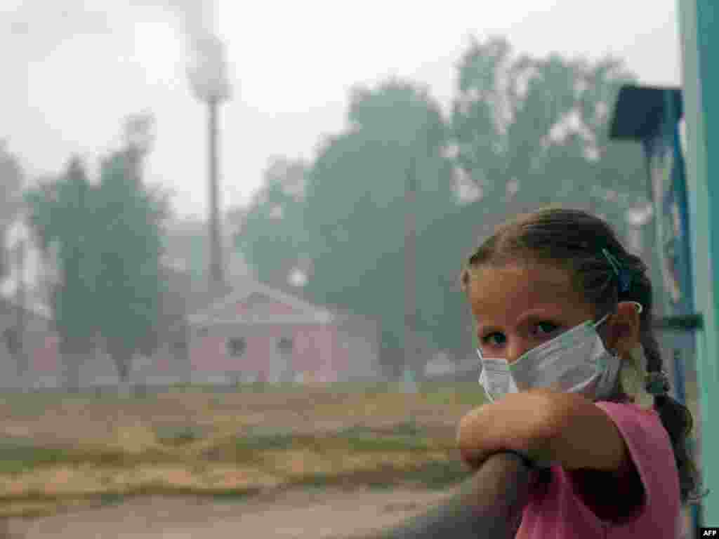 Oko 238.000 vatrogasaca borilo se sa vatrom u 14 regiona, uz pomoć 226 aviona, rečeno je u kriznom štabu, 31.07.2010. - Foto: AFP / Andrey Smirnov