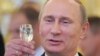 Президент России Владимир Путин на торжественном приеме в честь выпускников военных академий и университетов в Кремле. Москва, 28 июня 2012 года.