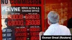Lira turcească a continuat să se depreziece luni, 13 august 2018.