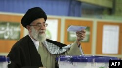 Ayatolahul Ali Khamenei votează