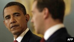 Prezidentler Barak Obama (çepde) we Dmitriý Medwedew 6-njy iýulda Kremlde. 
