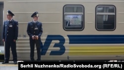 Зокрема у компанії звертають увагу на неможливість проводити співбесіди.