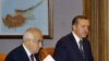 Аз рост ба чап -- сарвазири Туркия Раҷаб Таиб Эрдуғон ва ноиби ӯ Ҷамил Чечек дар ҷаласаи Шӯрои амнияти миллӣ.