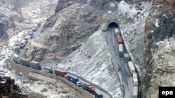 Ýük maşynlary Pakistanda öndürilen harytlary Kabul-Jalalabad ýoly arkaly Owganystana daşaýarlar, 12-nji fewral, 2007-nji ýyl.