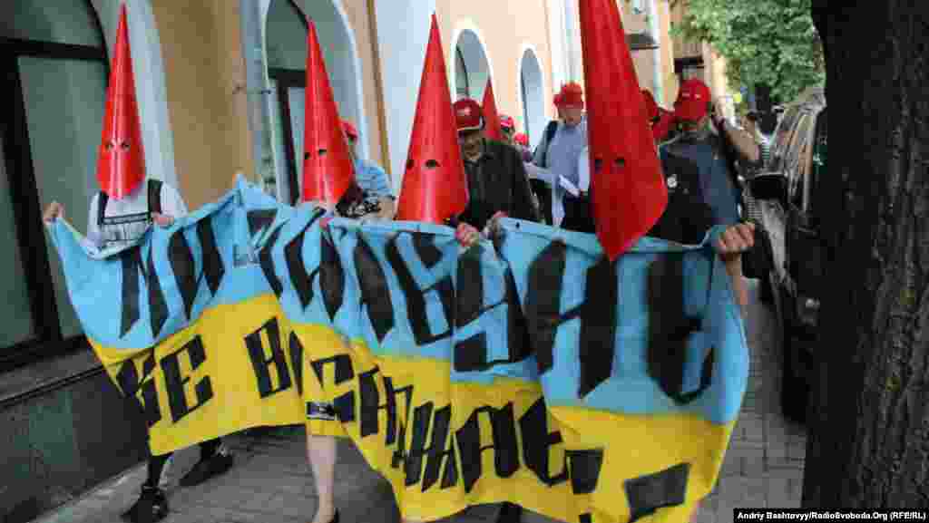 У Києві провели марш «червоних шапочок». Таким чином громадські активісти намагаються припинити спроби міліції знайти винного у киданні сніжок в народних депутатів 2 квітня, шляхом проведення обшуків, пояснюють люди в червоних головних уборах. 7 червня 2013 року