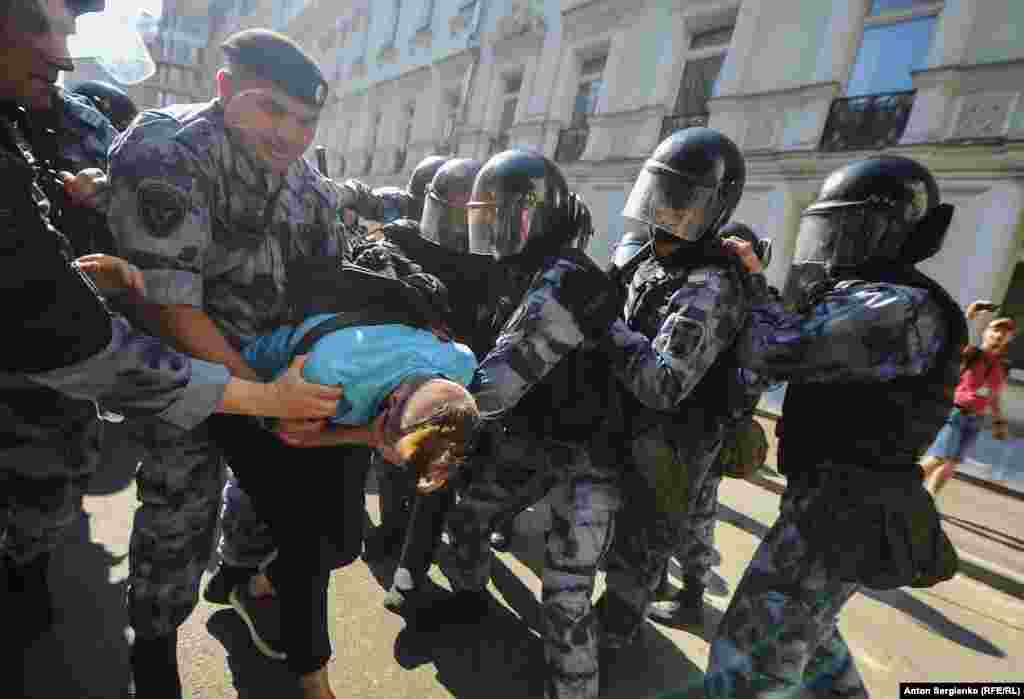 Полиция қызметкерлері акцияға таңертеңнен бастап дайындалған. Жергілікті әкімдік маңындағы Юрий Долгоруков ескерткішін темір қоршаулармен қоршап, Тверь көшесіне қаз қатар автозактар тізіп қойған. Жергілікті уақыт бойынша күндізгі сағат 12.30 шамасында Тверь көшесі тұтас жабылған. Полицейлер ары-бері өткендердің бәрін ұстап, тіпті жерасты өткеліндегі адамдарды да автозакқа отырғызған. Олар адамдардың топтасуына мүмкіндік бермей, әкімдік маңынан қууға тырысқан. 