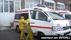 Բուժաշխատողներ և շտապ բուժօգնության ավտոմեքենա Երևանի «Սուրբ Գրիգոր Լուսավորիչ» բժշկական կենտրոնի մոտ, արխիվ
