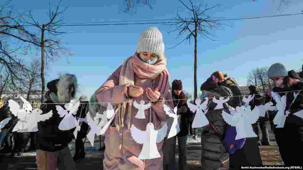 Инициаторы акции – певица и общественный деятель Анжелика Рудницкая и «Территория А», которые 2014 начали символическую традицию поминать погибших героев Небесной сотни бумажными ангелами