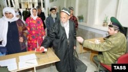 “Respublika” partiýasy: “Ýanwar aýynda Özbegistanyň Türmenistana barmak islän 4500 raýatyndan 1200-den gowragyny türkmen serhetçileri hiç bir düşündirişsiz yzyna gaýtarypdyrlar”.