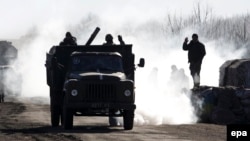 According to Ukrainian authorities, the servicemen were captured after they took a wrong turn while moving aboard a truck near the town of Novotroyitske on May 22. (file photo)