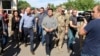 Президент України Володимир Зеленський (посередині), і голова Європейської ради Дональд Туск (ліворуч). Луганщина, КПВВ у Станиці Луганській, 7 липня 2019 року