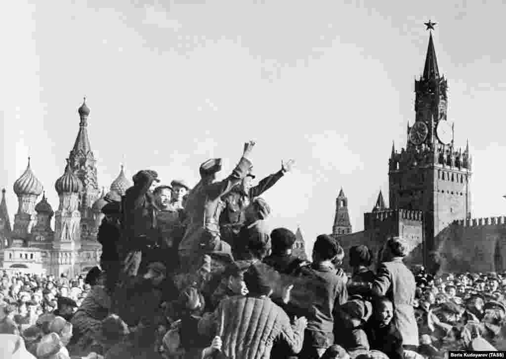 Торжества на Красной площади в Москве. Американец, свидетель того дня в Москве, вспоминал, как "все радовались, хотя у кого-то на глазах были слезы... Мы видели, как дипломаты в американском посольстве кидали с балкона шоколад, конфеты и игрушки".