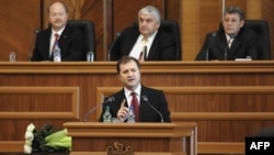 Noul prim ministru Vlad Filat vorbind astăzi în Parlament