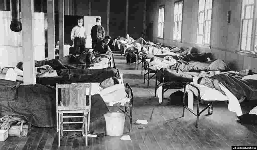 Больные вирусом в тренировочном лагере студенческой армии в Колорадо в 1918 году. По приблизительным подсчетам, от "испанки" в мире умерли от 17 до 100 миллионов человек. По самым низким ценкам ВОЗ, уровень смертности от испанского гриппа был приблизительно 2-3 процента. Именно эти подсчеты используются при планировании ответных мер на современные вирусы. 
