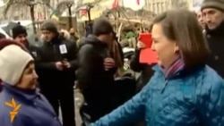 Asistenta secretarului de stat american se întîlnește cu protestatarii în Piața Independenței la Kiev