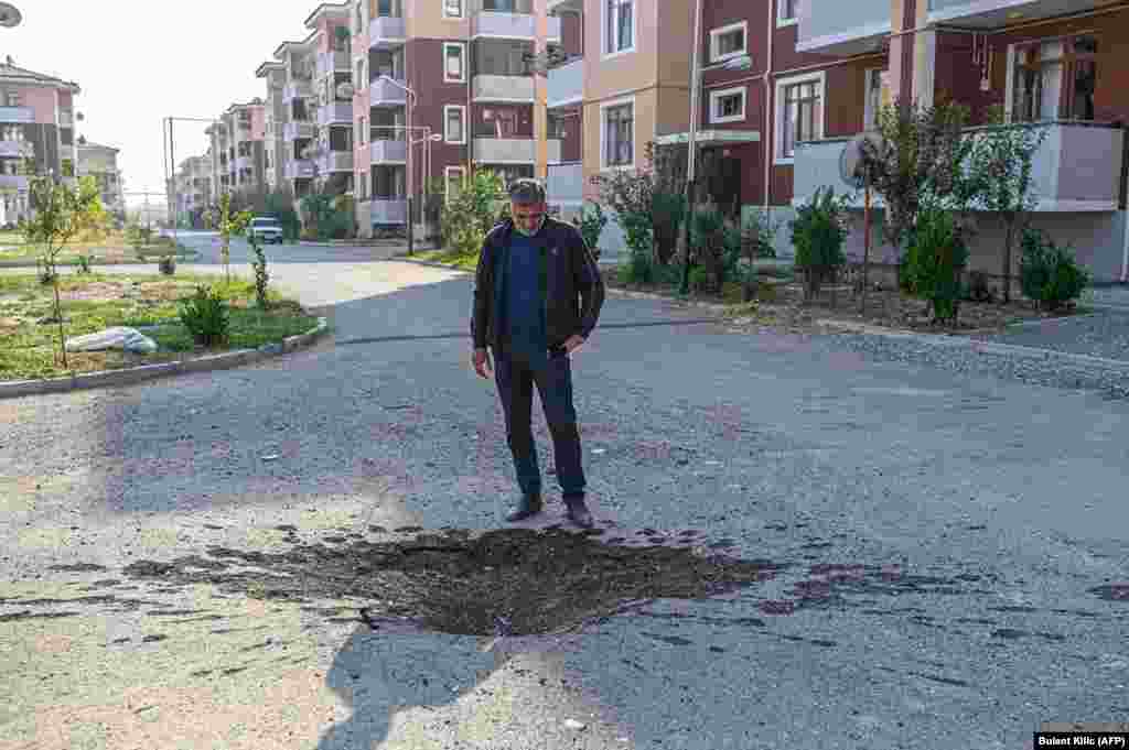 У воронки на дороге в городе Тертер, 18 октября