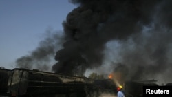 «Невідомі бойовики» підпалили 30 бензовозів призначених для міжнародних сил НАТО в Афганістані, місто Шікарпур, провінція Сінд, Пакистан, 1 жовтня 2010 року