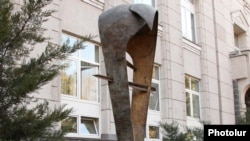Հայաստան -- Հայկական դրամի սիմվոլը Կենտրոնական բանկի շենքի առջեւ