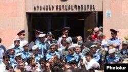 Активисты и сотрудники полиции перед центральным входом в мэрию Еревана, 26 июля 2013 г. 