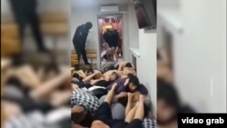 Un videoclip care a devenit viral pe rețelele sociale arată migranți kîrgîzi obligați să se culce la podea și să se întindă unii peste alții în timpul unei razii a poliției în Moscova.
