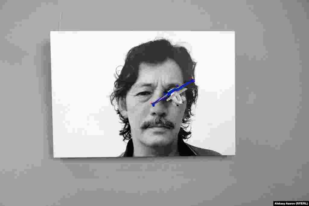 В дальнем углу выставки висит фотопортрет Рашида Нурекеева, на котором в один глаз словно врезалась модель самолета. Как поясняет куратор выставки, этот автопортрет художника – вызов и призыв посмотреть правде в глаза.