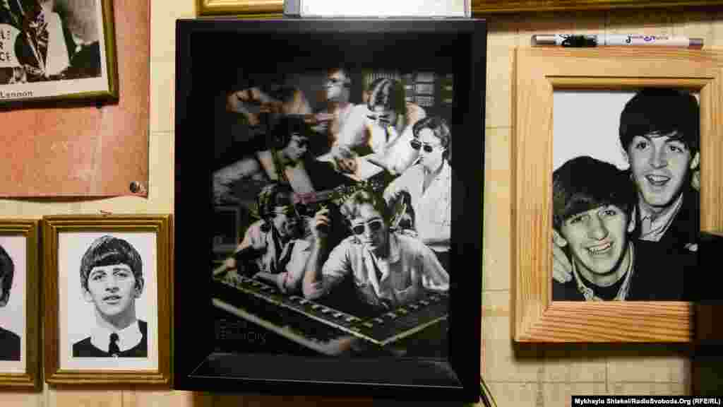 Це один з найдорожчих експонатів в одеській колекції The Beatles – голограма із кількома фотографіями Джона Леннона з офіційного музею гурту в Ліверпулі. Її купили за 400 фунтів спеціально для одеського колекціонера
